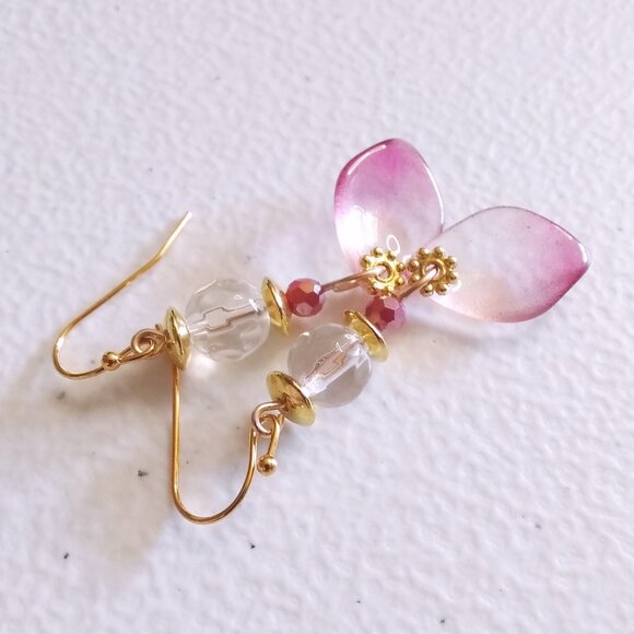 Romantic Feminine Essence Pink Petal Dangle Earrings! Celebrate Spring & Easter - Picture 4 of 10